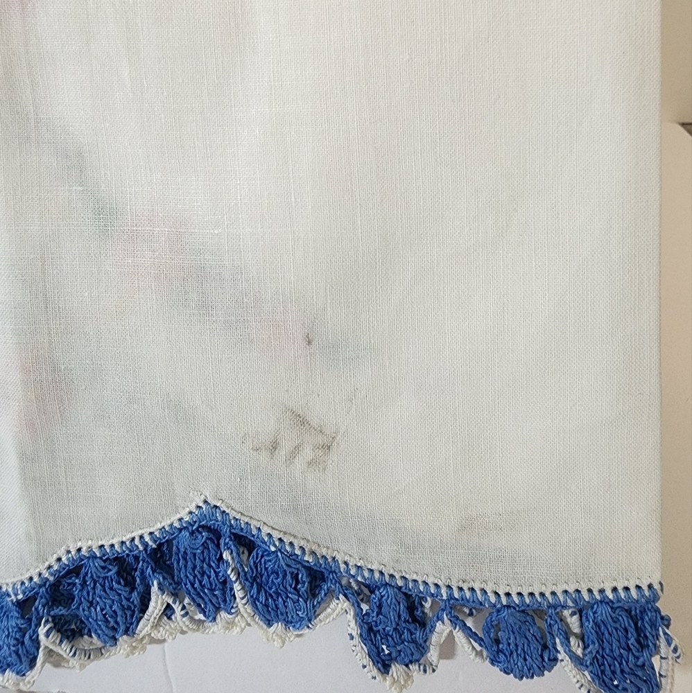 Handmade Hand Embroidered maidens with flowers Queen pillowcases 21 x 31 inches - Picture 4 of 7